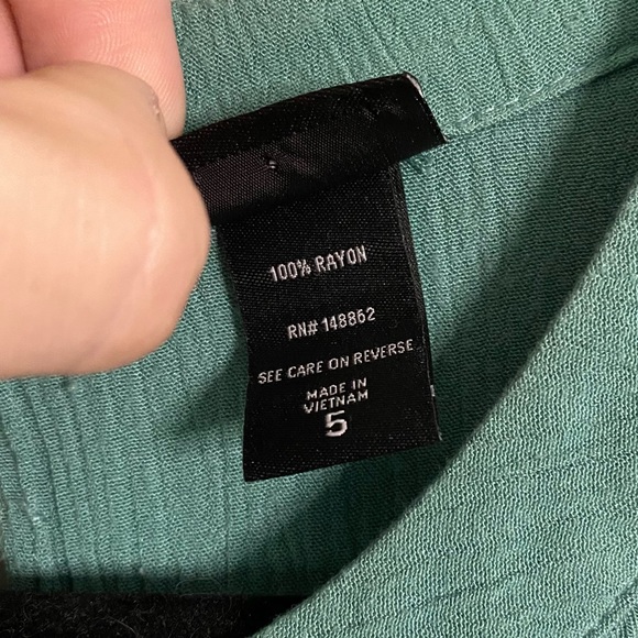 Torrid 5 Green Sleeveless Top - Picture 3 of 9